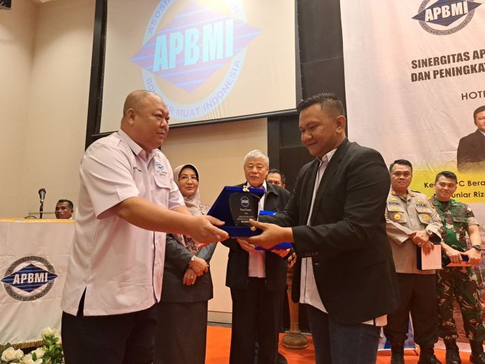 Foto : Ketua DPC APBMI Berau terpilih saat menerima cinderamata dari Dewan Pembina, Nuhgrahi Mawan (Andhika Dezwan/MedKal)